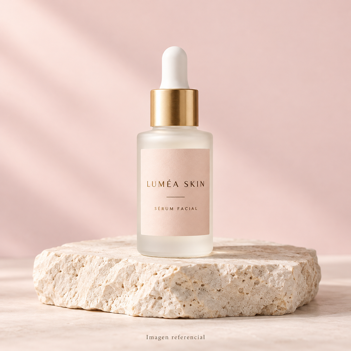 Imagen referencial de un sérum LUMÉA SKIN en frasco blanco con gotero y detalles dorados, sobre fondo rosado. Envase conceptual.